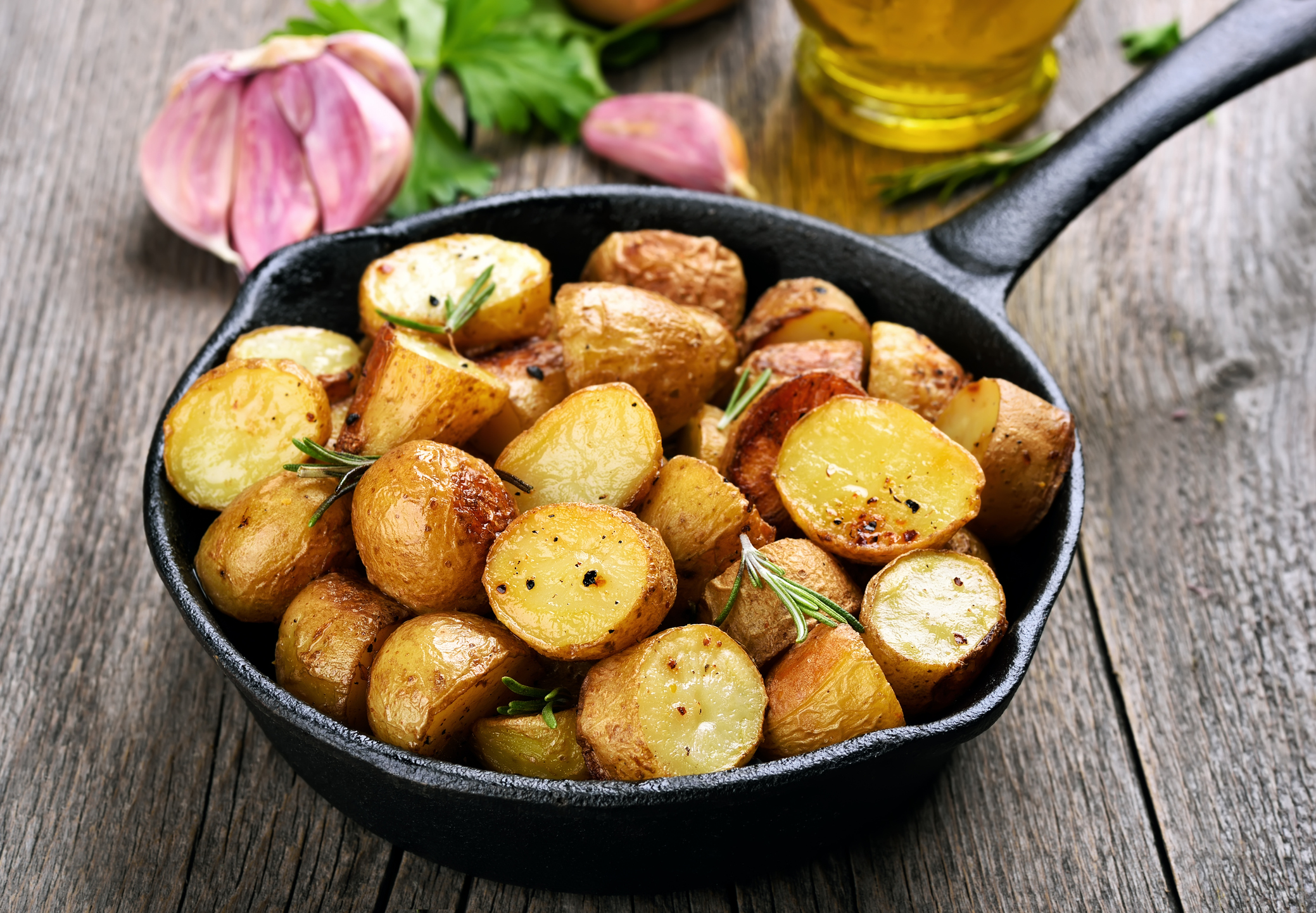 Картошка по деревенски на сковороде рецепт с фото