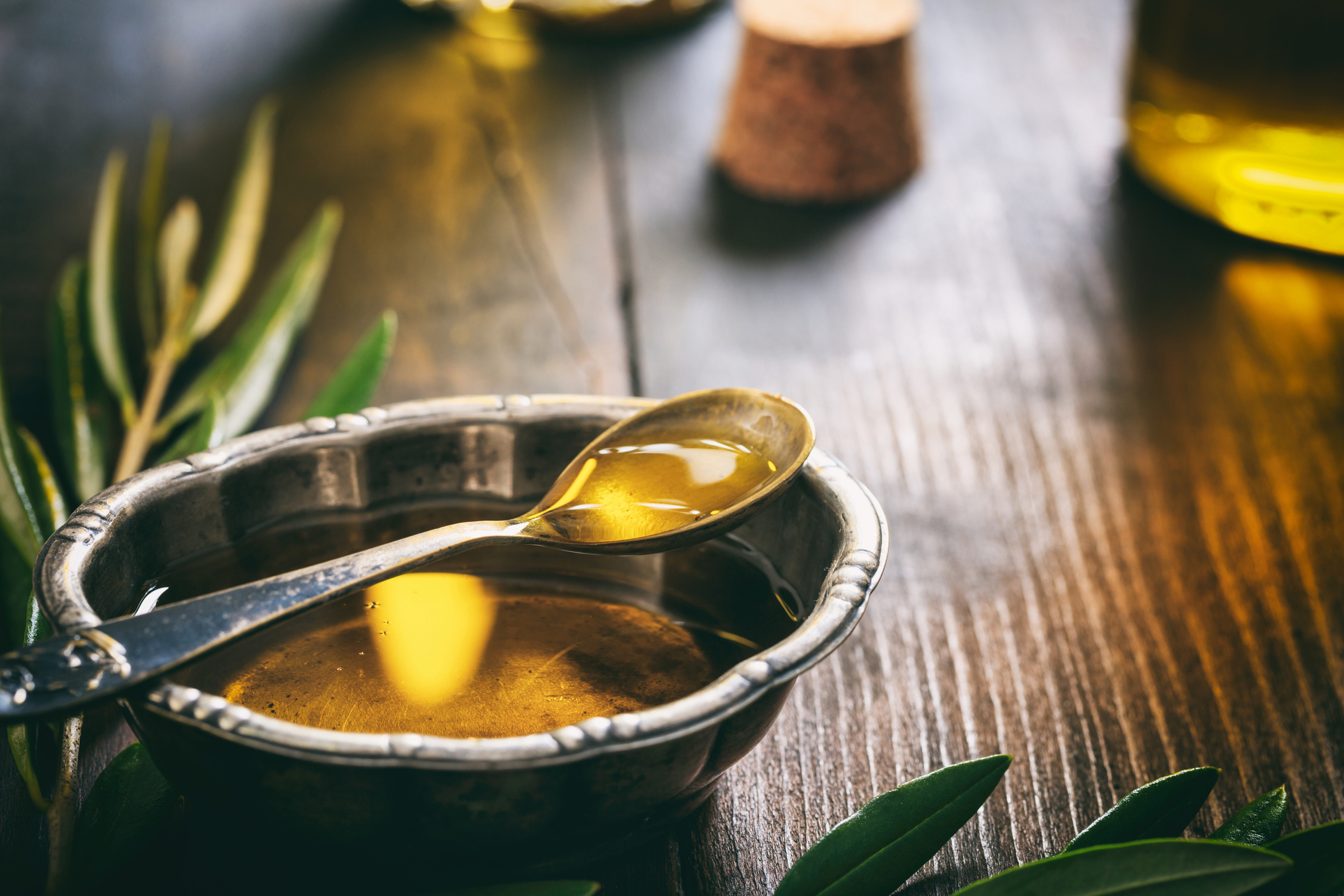 Производство оливкового масла. Olive Oil. Изображение аппетитного масла. Лужа оливкового масла. Оливковое масло ложка полностью.
