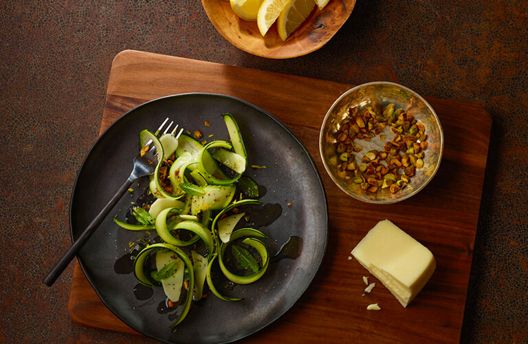 Ensalada de carpaccio de Zucchini con aceite de oliva y limón