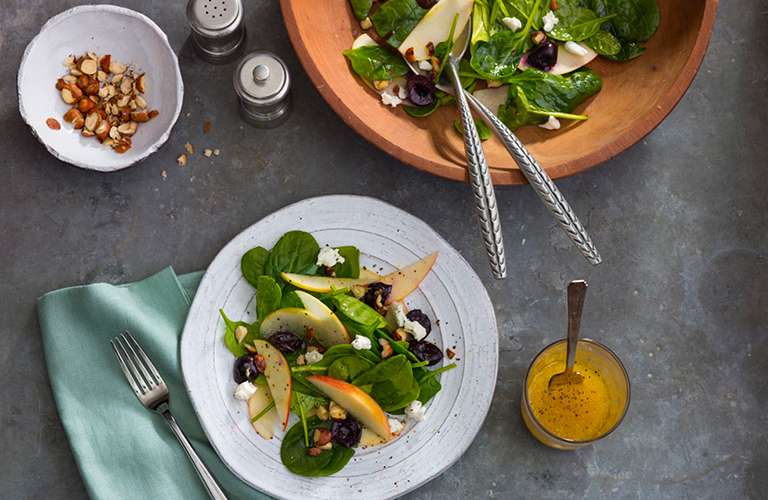 Ensalada de cerezas frescas, avellanas, manzana y queso de cabra con vinagreta de aceite de oliva